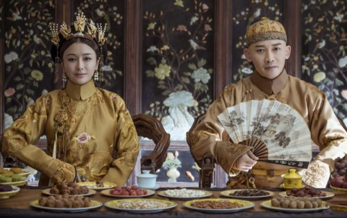 Thực đơn cho bữa ăn của hoàng đế thường gồm: thịt lợn, thịt cừu và rau. Các món ăn phục vụ hoàng đế thường được trình bày trên những chén, bát, đĩa màu vàng.