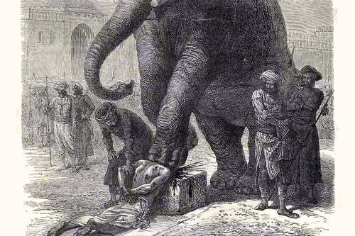 Kế đến, con voi được lệnh giày xéo trước khi giáng đòn chí tử vào phạm nhân bằng cách dẫm lên đầu.