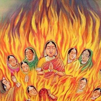 Cũng có nhiều trường hợp phụ nữ nhảy vào giàn thiêu khi nghe tin chồng tử trận trên sa trường để thể hiện sự chung thủy.