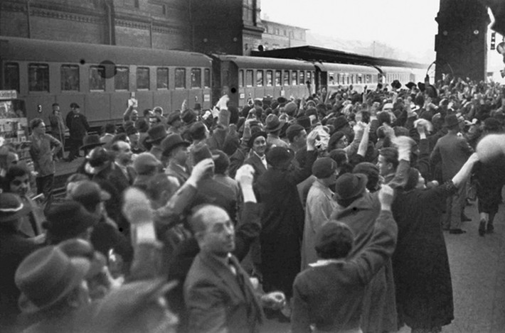 Cụ thể, hàng ngàn trẻ em Do Thái đã được đưa đến Vương quốc Anh bằng những chuyến xe lửa trong vòng 9 tháng trước khi Thế chiến 2 bùng nổ vào năm 1939.