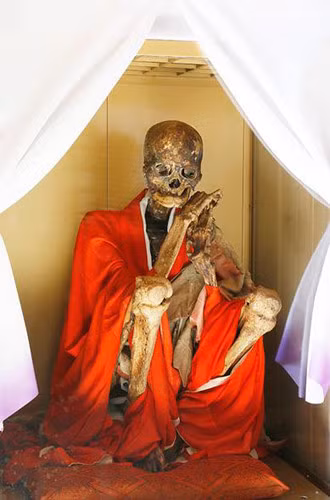 Lịch sử ghi nhận có hàng trăm nhà sư đã thực hiện theo phương pháp tự ướp xác của nhà sư Kukai "sáng chế" ra.