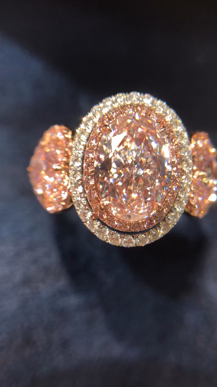 Chàng doanh nhân 8X đã âm thầm đặt mua nhẫn kim cương cả tỷ đồng và chuẩn bị mọi thứ thật chu đáo để màn cầu hôn diễn ra ý nghĩa nhất.