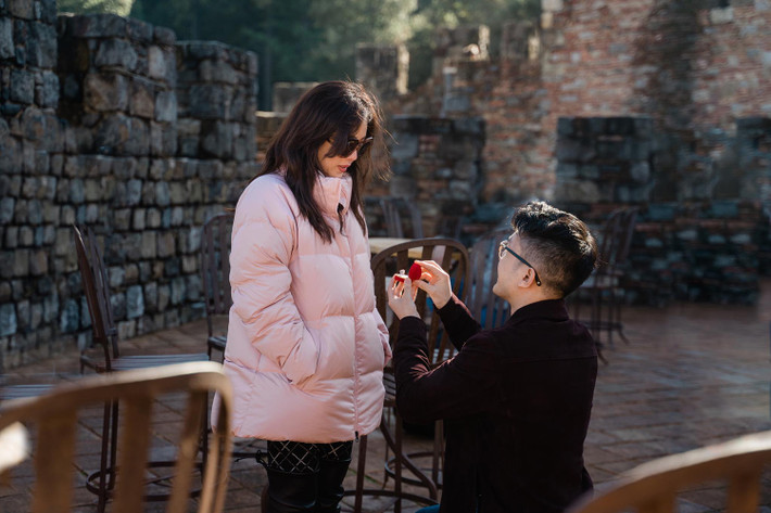 Đến một địa điểm du lịch nổi tiếng, Thu Hoài vô cùng xúc động khi doanh nhân Trí Tống quỳ gối trao nhẫn kim cương trước sự chứng kiến của tất cả mọi người.