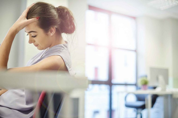 Ngoài nhức đầu, ngừng uống cà phê có thể gây ra các tác dụng phụ như trầm cảm, lo lắng, chóng mặt, cúm, khó chịu, thay đổi tâm trạng... Tuy nhiên, những triệu chứng này chỉ xảy ra trong khoảng 2 ngày đầu tiên sau khi bạn bỏ cà phê.