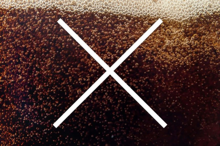 Thực phẩm nên tránh ở độ tuổi 40: Khi bước vào tuổi 40, bạn nên tránh ngay các thức ăn nhanh, đồ ăn nhẹ chế biến và đặc biệt là soda chứa nhiều đường. Ngoài ra, bạn cũng nên hạn chế lượng muối. Quá nhiều natri có liên quan đến huyết áp cao, đầy hơi và tăng cân.