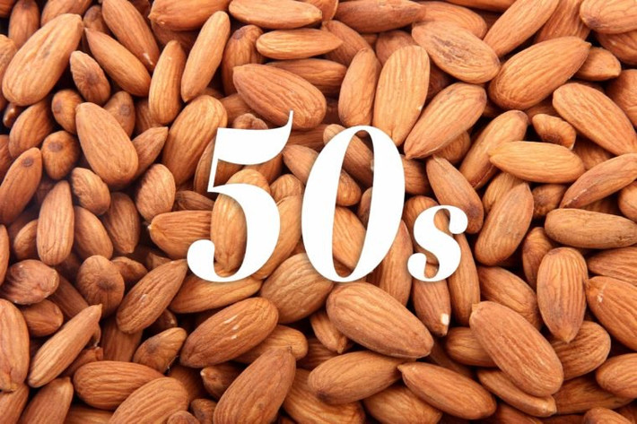 Thực phẩm nên ăn trong những năm 50: Những năm 50, bạn cần chú ý đặc biệt tới sức khỏe xương. Hãy ăn các loại thực phẩm giàu canxi bao gồm sữa, đậu trắng, cá hồi, cá mòi, quả sung khô, cải chíp, cải xoăn, đậu mắt đen, hạnh nhân, cam...