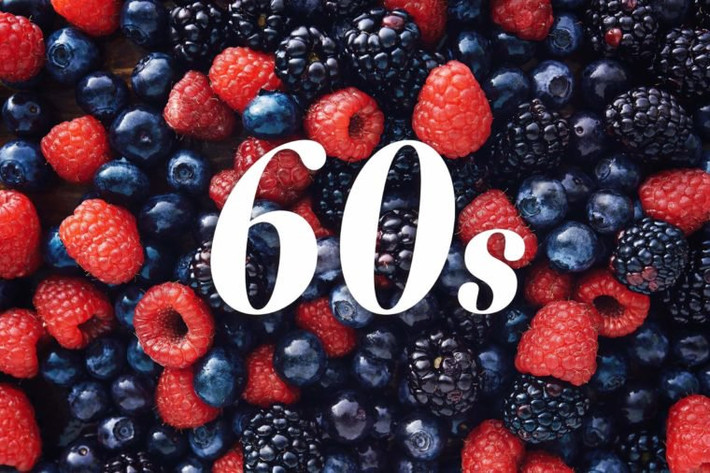 Thực phẩm nên ăn trong những năm 60: Sức khỏe của não nên là trọng tâm của dinh dưỡng trong độ tuổi 60. Bởi vì não người có 60% chất béo, hãy bắt đầu bổ sung một lượng dầu dừa, quả bơ, các loại hạt, giúp nuôi dưỡng não. Quả mọng chứa đầy chất chống oxy hóa, một chất dinh dưỡng khác giúp ích cho não và hệ miễn dịch.
