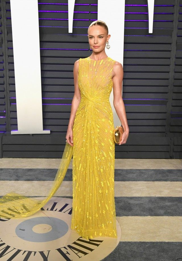 Tại tiệc hậu lễ trao giải Oscar năm nay, Kate Bosworth ưu ái lựa chọn thiết kế váy đính kim sa màu vàng nổi bật của Công Trí. Cô nàng cũng khéo kéo khi kết hợp phụ kiện màu ánh bạc cùng tông với bộ trang phục.