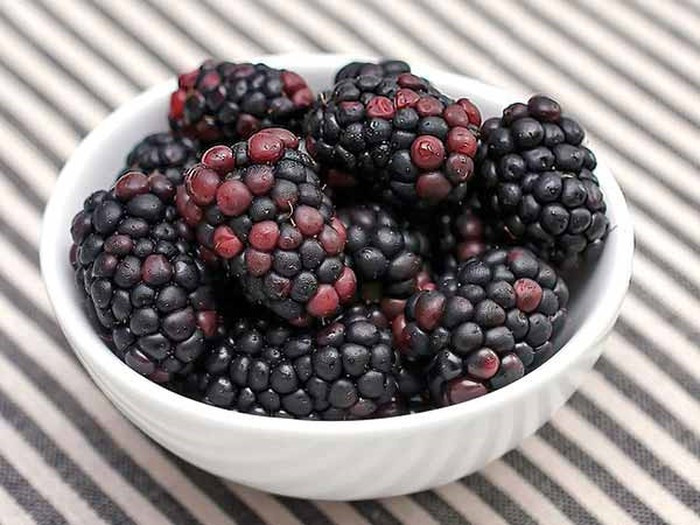 Quả mâm xôi đen: Đây là một loại quả người tiểu đường có thể ăn thoải mái vì nó chỉ chứa 4-5g đường trên 100g quả. Mâm xôi đen chứa nhiều vitamin K và mangan rất tốt cho răng miệng.