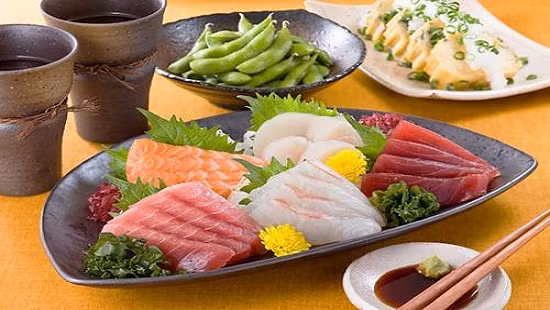Với hàm lượng axit béo Omega-3 cao, việc ăn nhiều cá có thể ức chế sự phát triển của tế bào ung thư. Nếu bạn đang tìm kiếm các nguồn axit béo Omega-3 thay thế khác ngoài cá thì hạt lanh, hạt bí ngô, quả óc chó, đậu nành và dầu hạt cải cũng sẽ là những lựa chọn tuyệt vời.