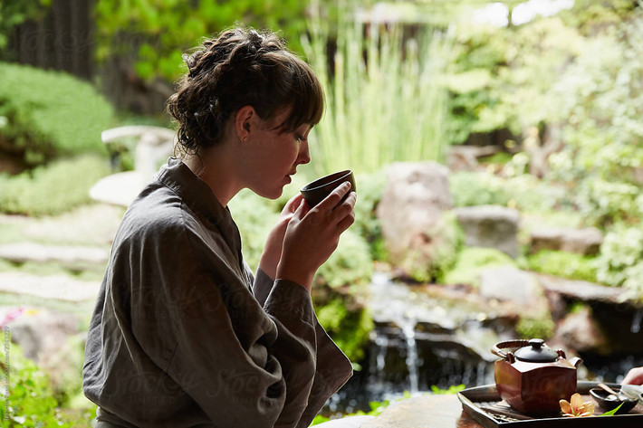 Trà xanh: Trà đạo là nét văn hóa nổi tiếng của người Nhật. Thưởng trà là thời gian bạn thư thái đầu óc, tách bạn khỏi những nỗi lo toan của cuộc sống thường ngày. Uống trà cũng là một phần không thể thiếu trong lối sống người Nhật.