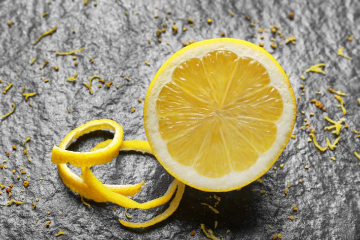 Ngậm chanh: Axit từ chanh sẽ trung hòa alliinase, loại enzyme gây mùi được giải phóng từ tỏi nghiền.