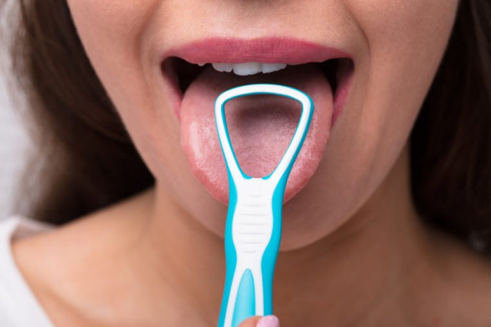 Cạo lưỡi: Rất nhiều vi khuẩn gây mùi có thể tích tụ trên lưỡi và hầu hết mọi người đều bỏ qua khu vực này khi đánh răng. Để loại bỏ mùi tỏi, bạn nên cạo lưỡi nhằm loại bỏ các tế bào da chết, vi khuẩn và các hạt thức ăn nhỏ.