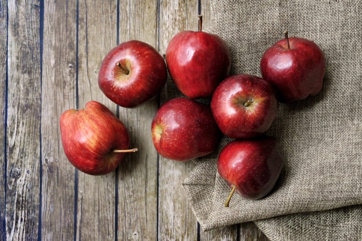 Ăn trái cây tráng miệng: Các enzyme tự nhiên trong các loại trái cây như táo, quả mọng, dứa và kiwi có thể phá vỡ các hợp chất lưu huỳnh của tỏi.