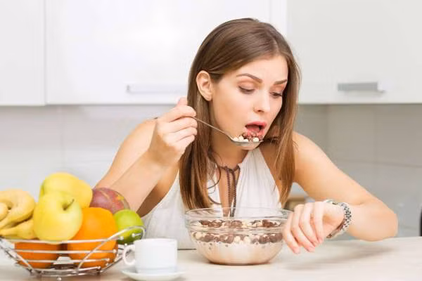Không ăn đủ: Nếu bạn cắt giảm lượng calo nạp vào cơ thể quá nhiều, cơ thể bạn sẽ rơi vào trạng thái đói và điều này khiến cho tốc độ của quá trình trao đổi chất bị chậm lại, do cơ thể phải cố gắng giữ nhiên liệu càng nhiều càng tốt.