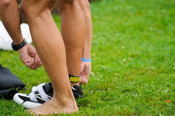 Không có lông chân: Hiện tượng này có nghĩa là chân bạn thiếu oxy vì các động mạch của bạn bị thu hẹp, làm giảm lưu lượng máu. Không có máu giàu chất dinh dưỡng khiến nang tóc của bạn không thể phát triển.