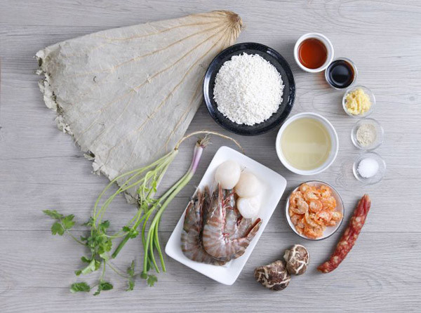 Món ăn tinh túy của Việt Nam này được chế biến khá cầu kỳ. Đầu tiên, gạo nếp phải ngâm qua đêm, sau đó vo sạch, để ráo. Với lá sen khô, ngâm nước cho mềm còn nếu là lá sen tươi thì trần qua nước sôi đến khi lá dẻo, sau đó lót lá vào chõ hấp xôi. Lạp xưởng, nấm, tôm nõn ngâm mềm thái hạt lựu.