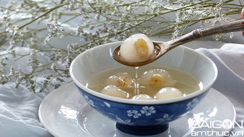 Ngày nay, đây là món tráng miệng mang đậm hồn Việt được dùng phổ biến. Chè hạt sen long nhãn không phải là món khó làm, thế nhưng lại cần sự cầu kỳ, tỉ mỉ. Hạt sen bóc vỏ, bỏ tâm, đem ngâm nước cho sạch, sau đó mang hấp chín rồi ninh nhừ.