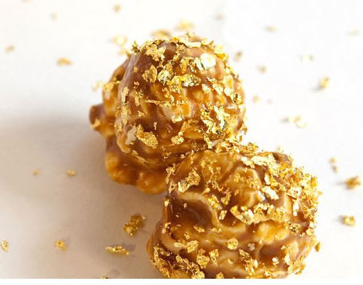 Bỏng ngô dát vàng cho người giàu: Thực khách vào nhà hàng có thể giật mình khi xem mức giá 5 USD cho một hạt bỏng ngô. Nếu mua số lượng lớn sẽ nhận được một hộp thiếc đựng bỏng ngô được phủ đường hữu cơ, bơ Vermont và Neilsen Massey Bourbon Vanilla cùng với vụn vàng được rắc lên trên cùng với mức giá 2.500 USD.