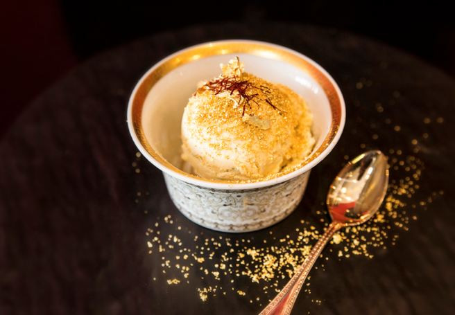 Cafe Sccopi: Món kem The Black Diamond, được bán tại Scoopi ở Dubai có mức giá 816 USD. Kem được làm bằng đậu vani từ Madagascar, nghệ tây, nấm cục đen, và bột vàng 23 cara rắc lên trên cùng. Sau khi ăn xong, khách sẽ được giữ lại chiếc bát thủ công đựng kem được làm bằng vàng cùng với chiếc thìa bạc.