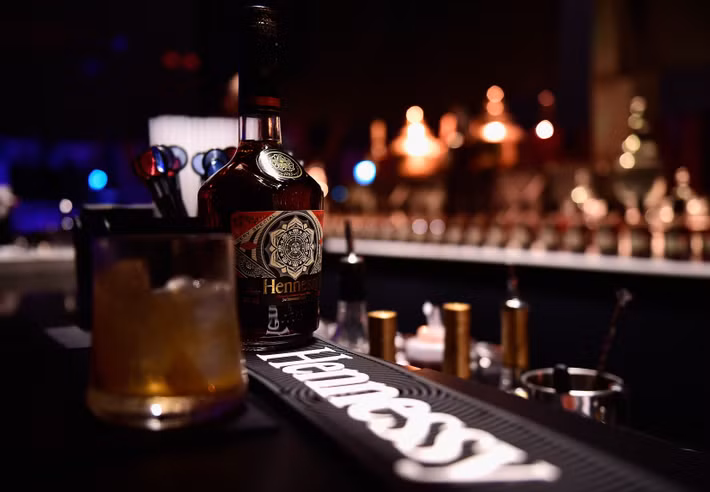 Chi hàng triệu USD mỗi năm để nhập khẩu cao lương mỹ vị: Từng học tập và sinh sống ở nước ngoài nhiều năm trước khi về nước, ông Kim Jong-un là người có khẩu vị khá phong phú và yêu thích các món ngon nước ngoài. Cũng theo đầu bếp Kenji Fujimoto, ông Kim rất thích ăn vi cá mập và từng ăn 3 lần mỗi tuần từ khi còn nhỏ.