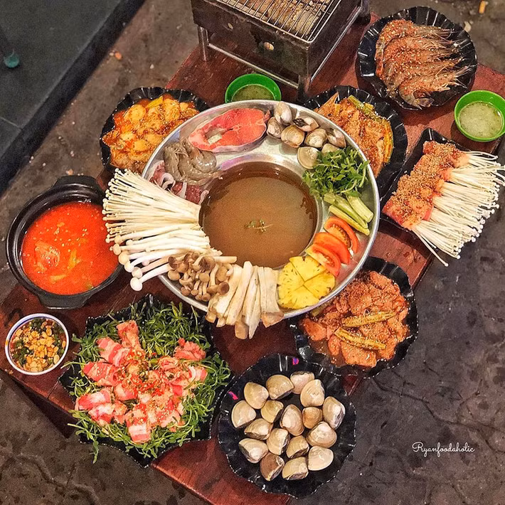 Ở thành phố biển xinh đẹp này lẩu cũng có rất nhiều kiểu đa dạng. Ai là những “tín đồ” của lẩu thì không thể bỏ qua những loại này: lẩu hải sản ngọt lịm, lẩu Thái chua cay, lẩu cá kèo lá giang chua thanh, lẩu vịt nấu chao đậm đà beo béo…