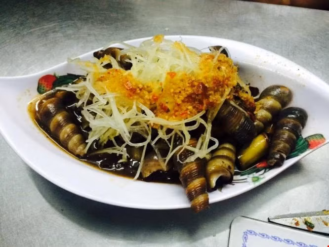 Ốc hút nóng hổi: Đã đến Đà Nẵng du lịch, du khách không nên bỏ qua món ốc hút, cho dù đang là mùa nào đi nữa. Đặc biệt, trong mùa lạnh, món ốc hút lại hấp dẫn hơn rất nhiều lần.