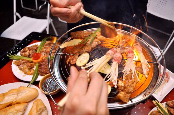 Đồ nướng ở Đà Nẵng có vô vàn sự lựa chọn với những hương vị khác nhau thơm ngon không thể cưỡng: chân gà nướng, lòng nướng, thịt xiên nướng, hải sản nướng… Đa phần các quán nướng ở Đà Nẵng đều có không gian mộc mạc, thoáng mát, phục vụ các món ăn đa dạng từ lâm – hải sản đến các món ăn dân dã. Phong cách phục vụ rất chuyên nghiệp, giá cả cũng phải chăng.