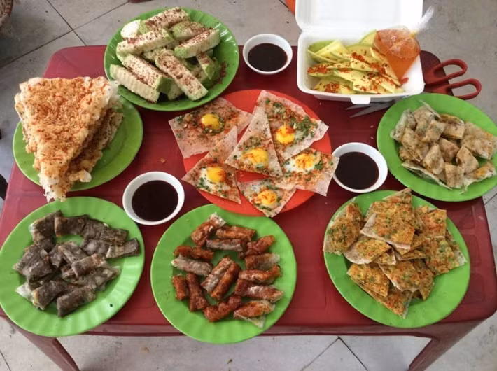 Những chiếc bánh kẹp thơm giòn, nóng hổi được cắt nhỏ ra chấm với nước tương cay cay, ngọt ngọt quả là một lời mời không thể chối trong những âm u.