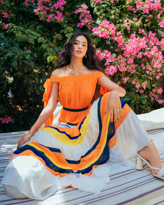 Nhà thiết kế sử dụng những chất liệu linen, chiffon, tweed, tafta... thể hiện sự đa dạng, phong phú và đầy trải nghiệm cho những người yêu thời trang.