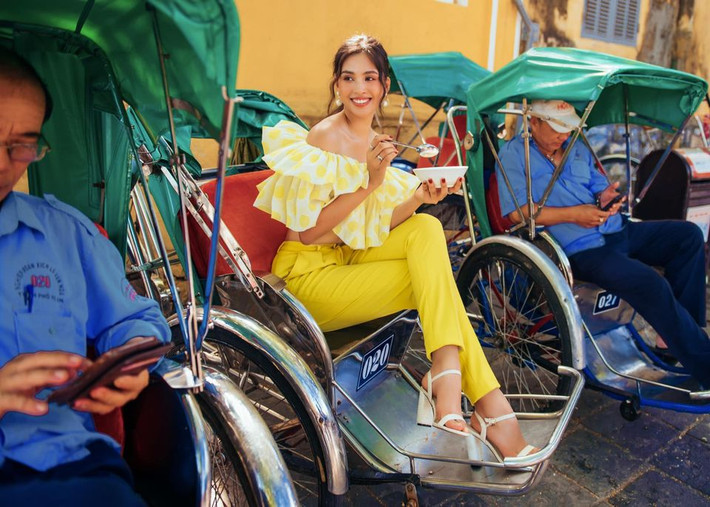 Tiểu Vy diện loạt trang phục gợi cảm có phom dáng thoải mái, phóng khoáng năng động với váy xoè, áo crop-top, quần short ngắn, đầm maxi hay váy trễ vai