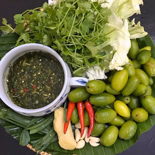 Rau sống bao gồm ngò, lá tỏi, gừng, bắp cải hoặc lá đu đủ. Một người nữa sẽ chuẩn bị đồ chấm, đó chính là chẳm chéo. Món chấm này càng ngon thì sẽ khiến cho cả món ăn càng hấp dẫn. Chẳm chéo (tiếng Thái dịch nôm na có nghĩa là chấm trộn), được làm từ ớt và tỏi nướng, mắc khén, ngò hoặc lá chanh, muối, mì chính hoặc bột canh, tất cả các nguyên liệu này được cho và cối và giã nhuyễn. Sau khi mọi thứ được chuẩn bị xong mọi người sẽ ngồi quây quần lại để cùng ăn với nhau.