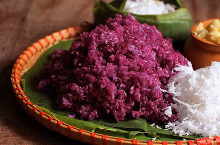 3. Các món ăn từ xôi: Xôi nếp là món ăn chính không thể thiếu trong các bữa cơm hằng ngày của người Thái. Từ xôi họ cũng chế biến ra thành nhiều món ăn vặt khác nhau để lót dạ cho những cơn đói mà chưa kịp giờ ăn, hoặc thi thoảng đổi vị cái món mà họ đã ăn quen thuộc hằng ngày.