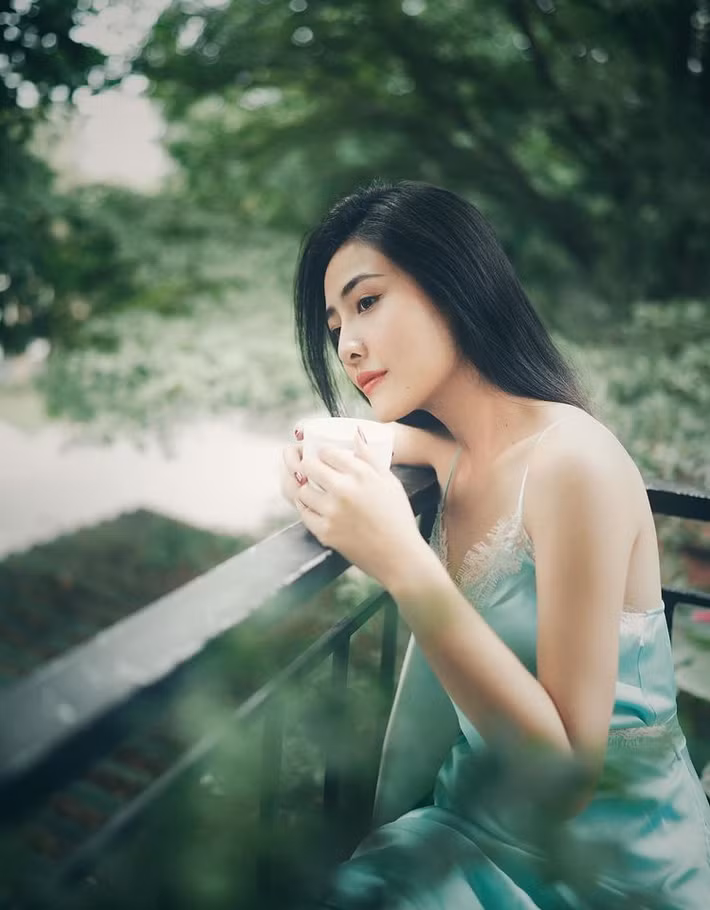 Ánh Ngọc cũng thường xuyên khoe vai thon với các kiểu đầm ngủ hai dây sexy.