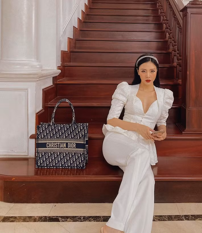 Sau khi trùng tu vòng 1 có thể thấy cô nàng ngày càng ăn mặc sexy, táo bạo hơn hẳn.