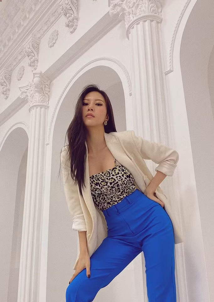 Cô thường xuyên xuất hiện với những trang phục khoe vòng một. Sự thay đổi này khiến Ngọc Châm vướng vào tin đồn nâng ngực.