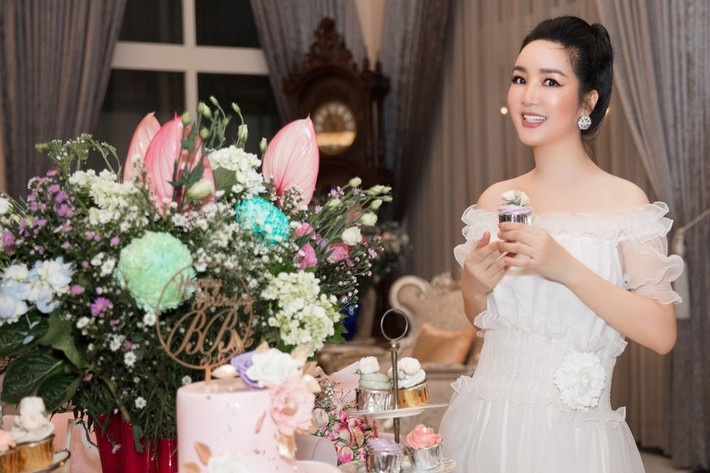 Bên cạch cách chăm sóc làn da thì phong cách trang điểm tinh tế chính là điểm cộng giúp Hoa hậu Ðền Hùng trẻ hóa hiệu quả và luôn để lại ấn tượng về ngoại hình xinh đẹp và tỏa sáng...