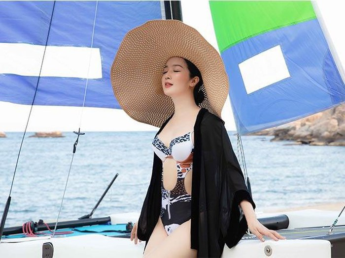 Hoa hậu sinh năm 1971 vẫn tự tin khoe vóc dáng nóng bỏng trong những bộ bikini gợi cảm.