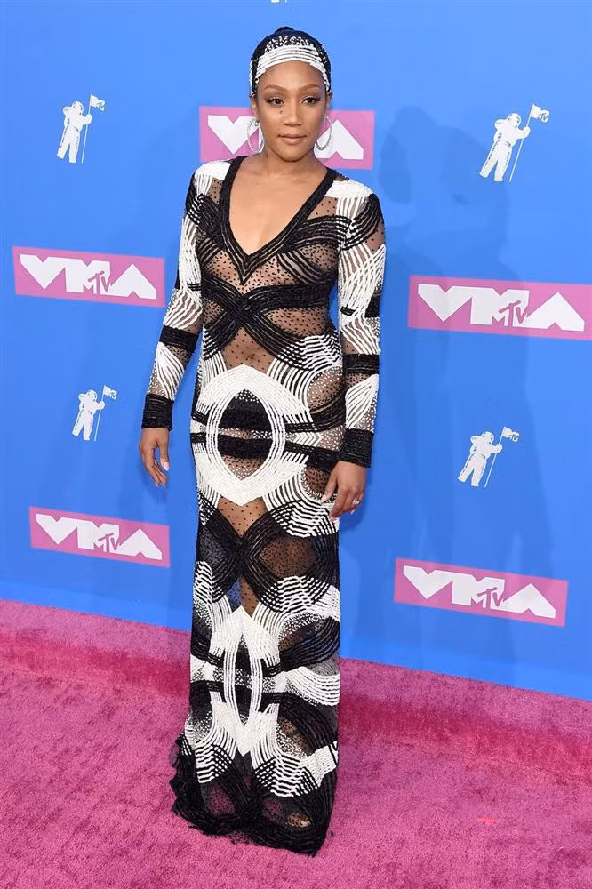 Diễn viên Tiffany Haddish là chủ nhân của bộ đầm xuyên thấu mỏng manh khác trên thảm đỏ VMA. Ảnh: Internet.