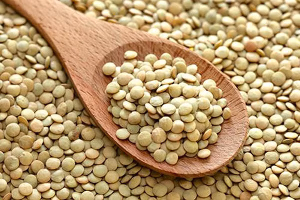 Đậu lăng: Loại đậu bé xinh này là một siêu thực phẩm hoàn hảo cho người ăn chay vì nó có chứa ít calo, hàm lượng chất xơ, đạm và sắt cao.