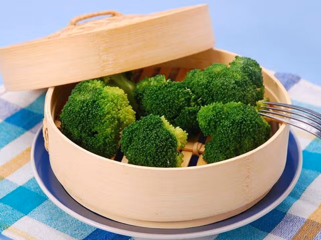 Súp lơ xanh rất giàu sắt và các chất dinh dưỡng quan trọng khác như vitamin K và magiê, nó cũng chứa nhiều vitamin C, giúp kích thích sự hấp thụ sắt trong cơ thể.