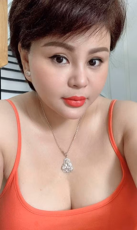 Tham gia các sự kiện giải trí hay ở đời thường, bà mẹ ba con đều chuộng mặc trang phục hở bạo.