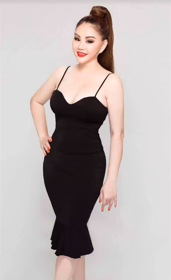 Chiếc đầm hai dây ôm sát giúp nữ diễn viên U50 khoe vóc dáng đồng hồ cát.