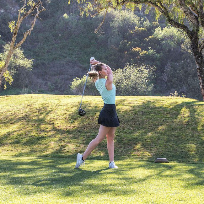 Để có được thân hình nuột nà, người đẹp sinh năm 1998 này đã có những bí quyết rèn luyện cũng như ăn uống rất khắt khe.