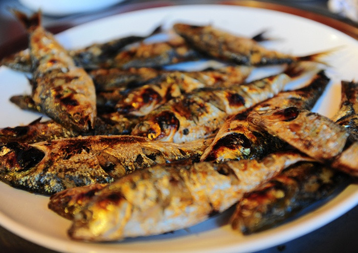 Cá mòi chấm là một trong những đặc sản của Hàn Quốc vào mùa thu. Đây là thời điểm cá dự trữ nhiều chất dinh dưỡng cho mùa đông dài và lạnh, nên hương vị cũng ngon hơn bao giờ hết. Cá có thể được ăn sống với sốt ớt và tỏi, hoặc nướng cùng chút muối.