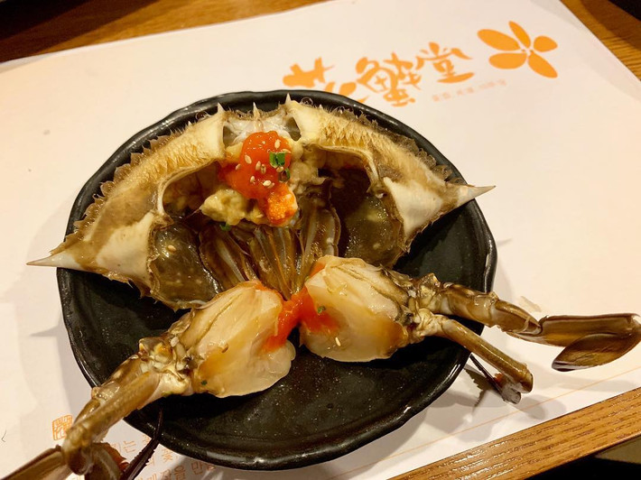 Cua sống ngâm xì dầu (Ganjang- gejang): Những chú cua mùa thu béo múp được rửa sạch, xé ra, ngâm trong xì dầu và ớt tươi Hàn Quốc cho ngấm sâu gia vị. Khi ăn, bạn sẽ không hề cảm thấy vị tanh của cua sống, thay vào đó là những hương vị thơm ngon hòa quyện vào nhau, bùng nổ trong miệng tạo nên một cảm giác rất lạ và có chút sống động.