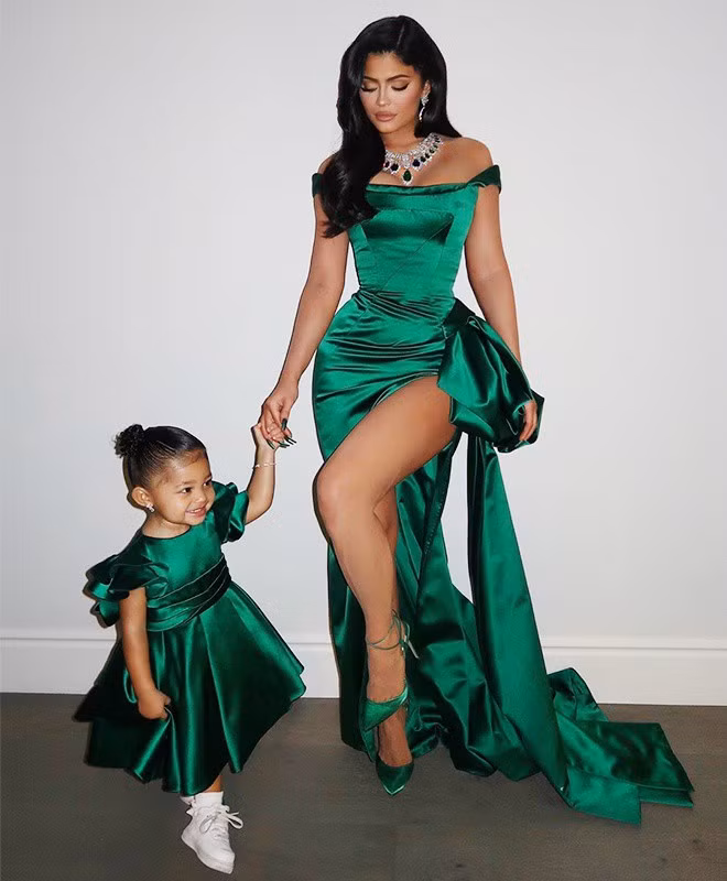 Kylie Jenner cùng con gái Stormi diện đầm dạ hội màu ngọc lục bảo sang trọng đến từ nhà mốt Ralph &amp; Russo.