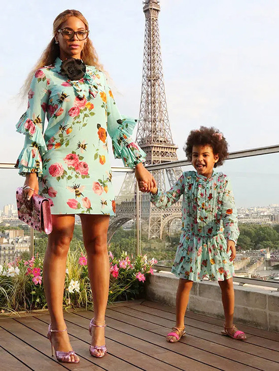 Beyonce và nhóc tỳ Blue Ivy Carter ăn mặc đồng điệu từ trang phục tới giày dép.