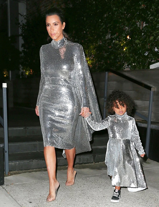 Kim Kardashian - chị gái Kylie - cũng xuất hiện nổi bật bên bé North West với xiêm y ánh bạc thời thượng.