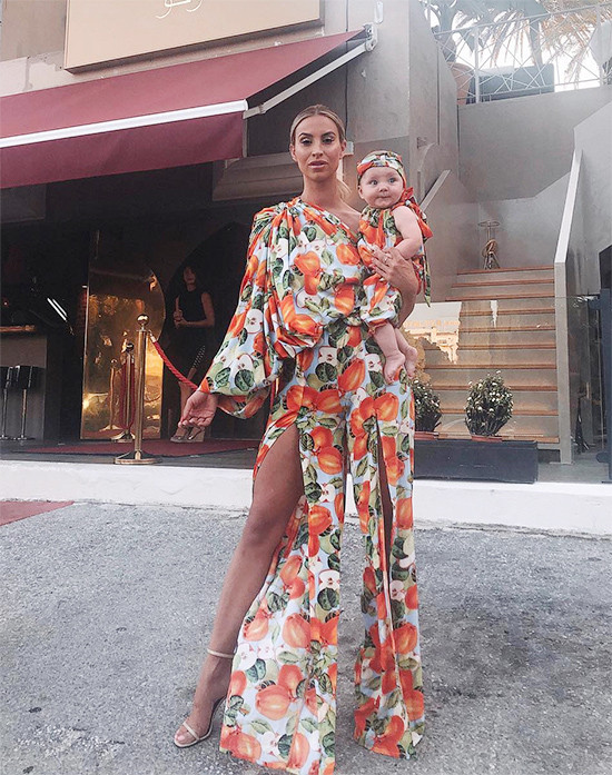 Diện jumpsuit xẻ tà sành điệu, ngôi sao The Only Way Is Essex Ferne McCann cũng chọn một bộ đồ giống hệt cho thiên thần nhỏ.